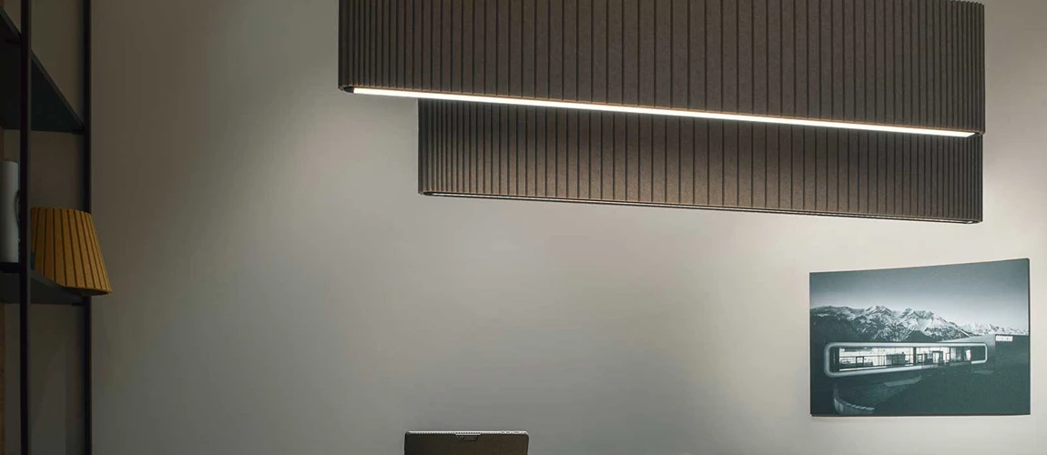 Luminária pendente oval com material de absorção de som para melhorar a acústica da sala.