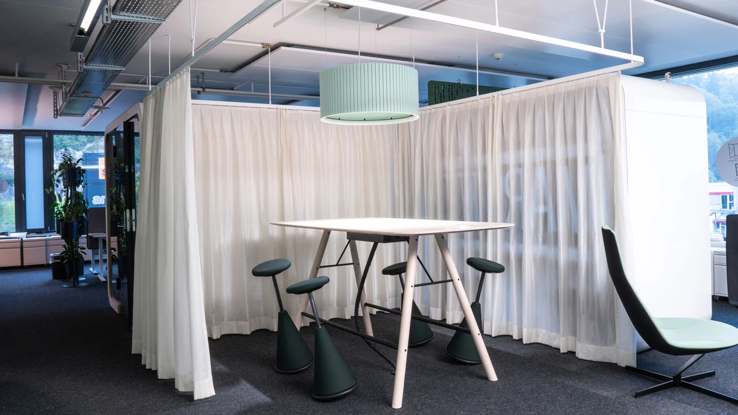 Spot suspendu acoustique rond bleu pour un environnement calme.