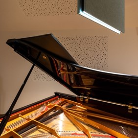 Private Residence Studio Musik Acoustic Leuchte Klavier Detail