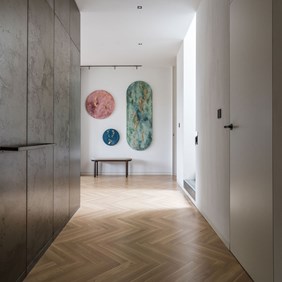 Hallway lighting with elegant Imagine LED spots in a minimalist rail system for private living spaces