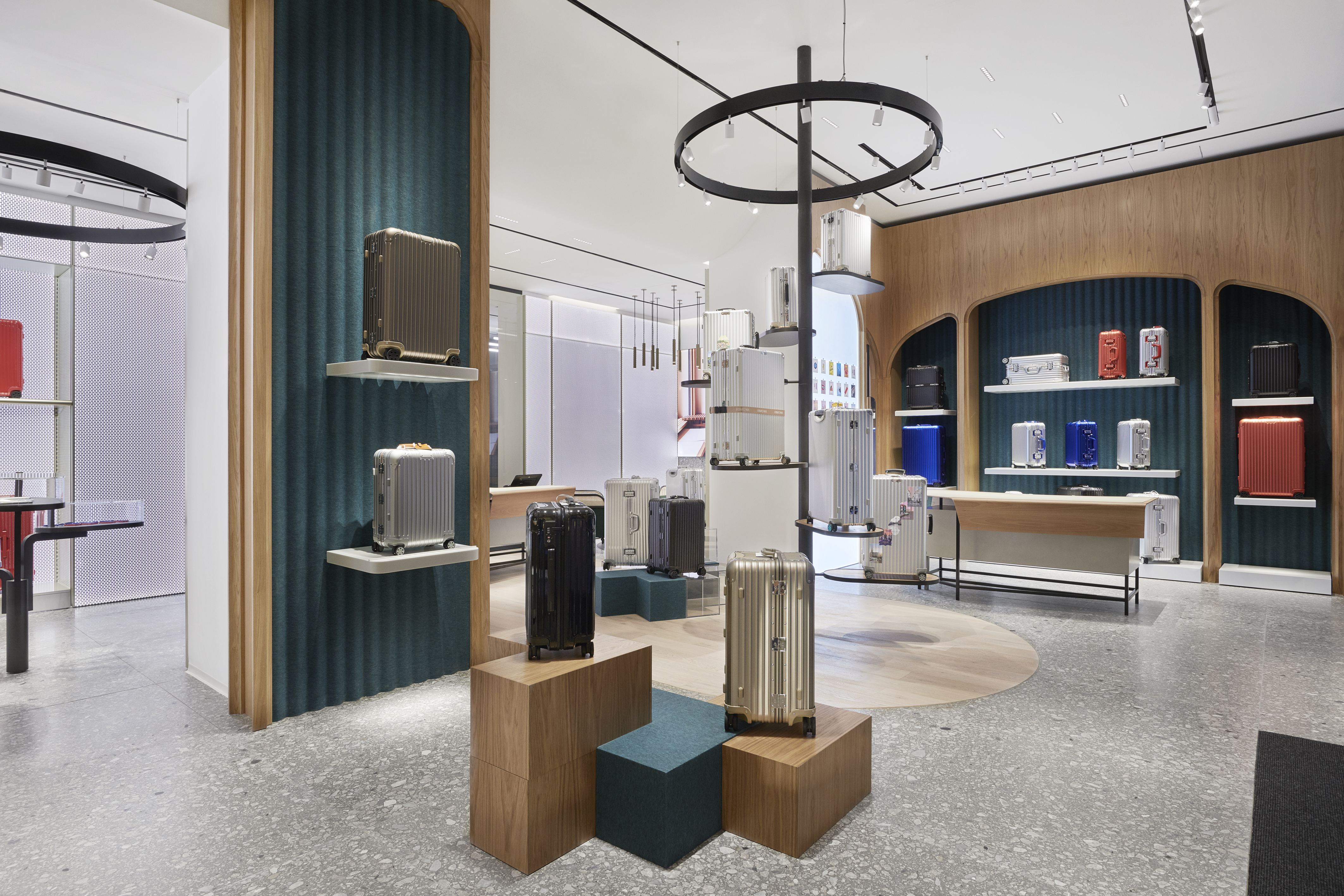 Rimowa Store Vienna June2020 137B