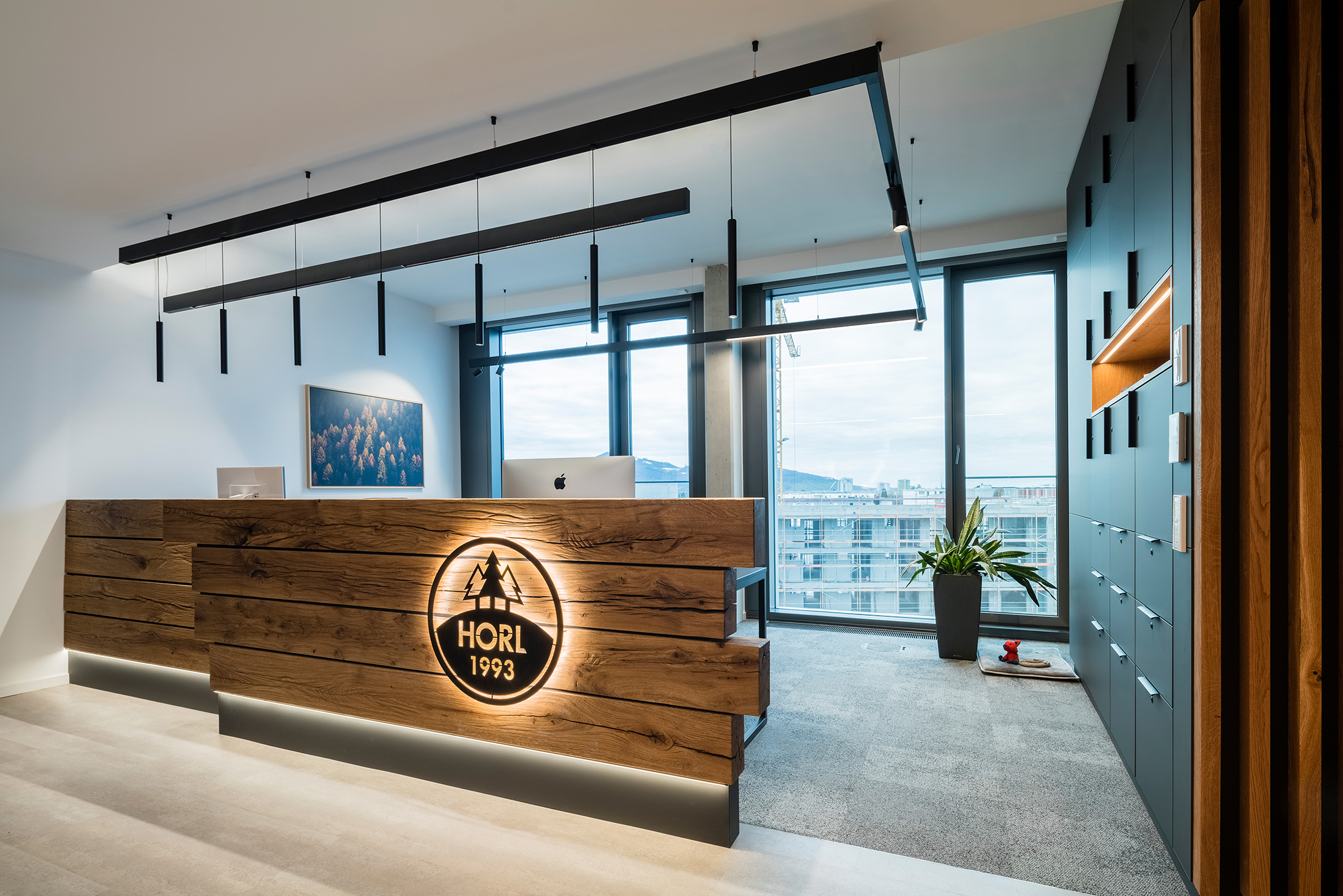 PRO Office Horl1993 2 Ret Web