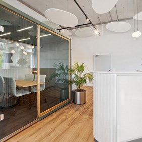 Office Buero Arbeitsplatz Besprechungsraum Buerogebaeude Pendelleuchte Centriq Bilo