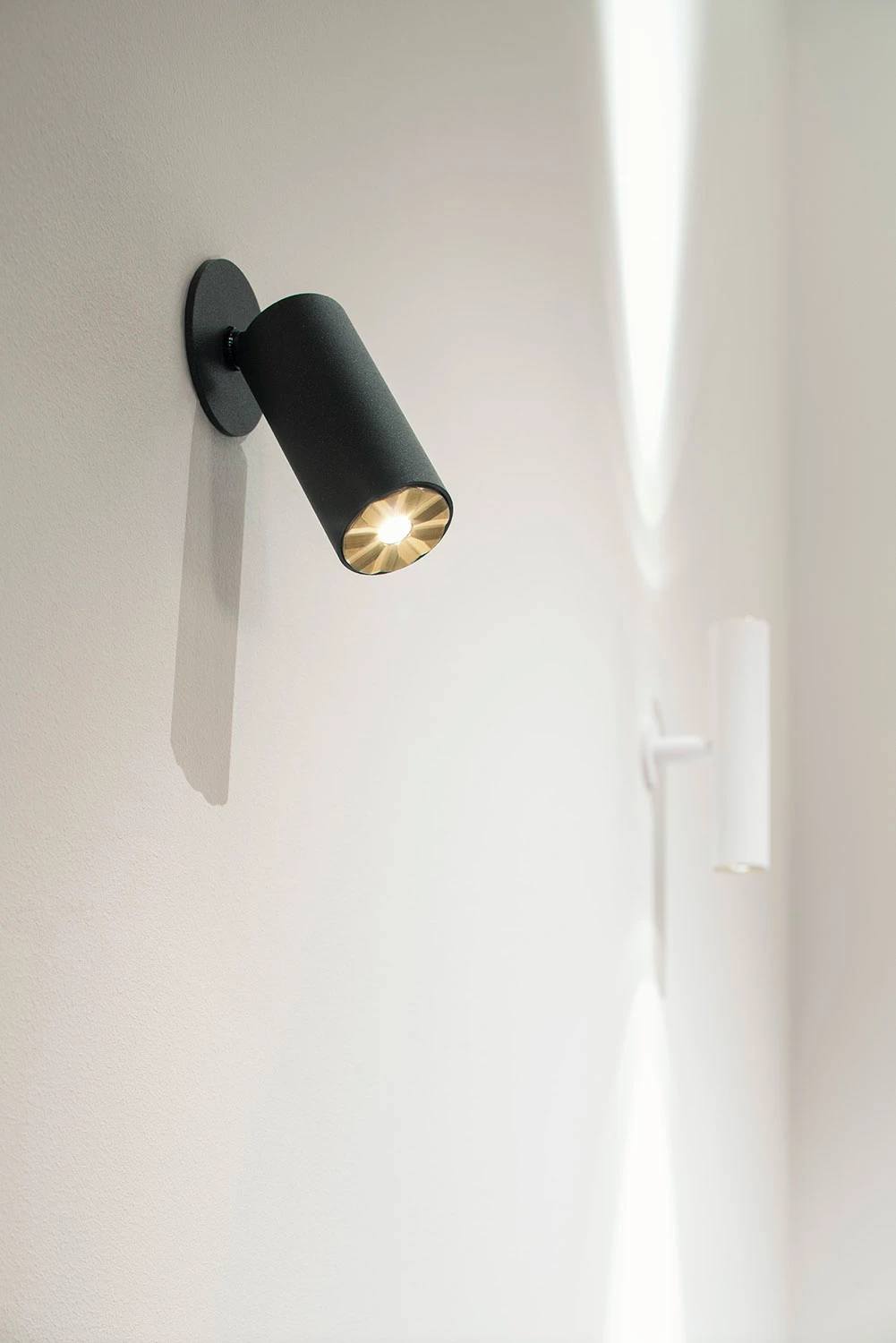 Spot LED noir sur le mur, pour un look minimaliste et moderne, idéal pour un éclairage indirect dans les espaces de vie.