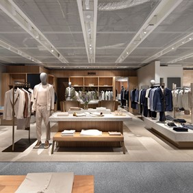 Weißes CLICKTRACK Lichtsystem mit IMAGINE Strahlern für hochwertige Retailbeleuchtung im Warenhaus Zürich