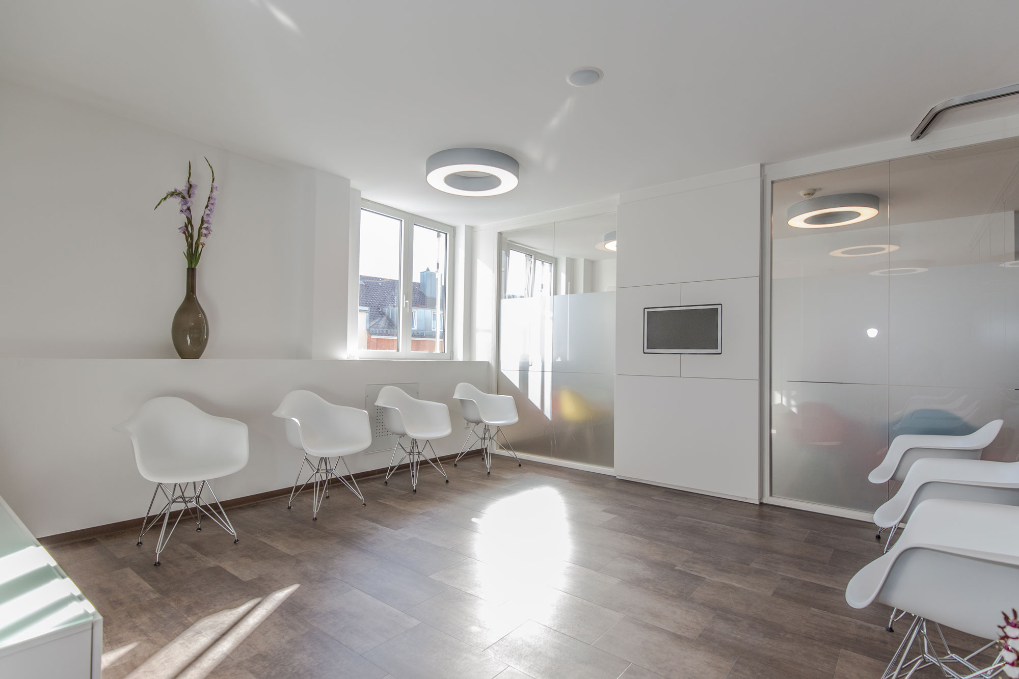 La luminaria redonda de superfície Glorious crea un ambiente de iluminación agradable para los pacientes en la sala de espera de un consultorio médico.