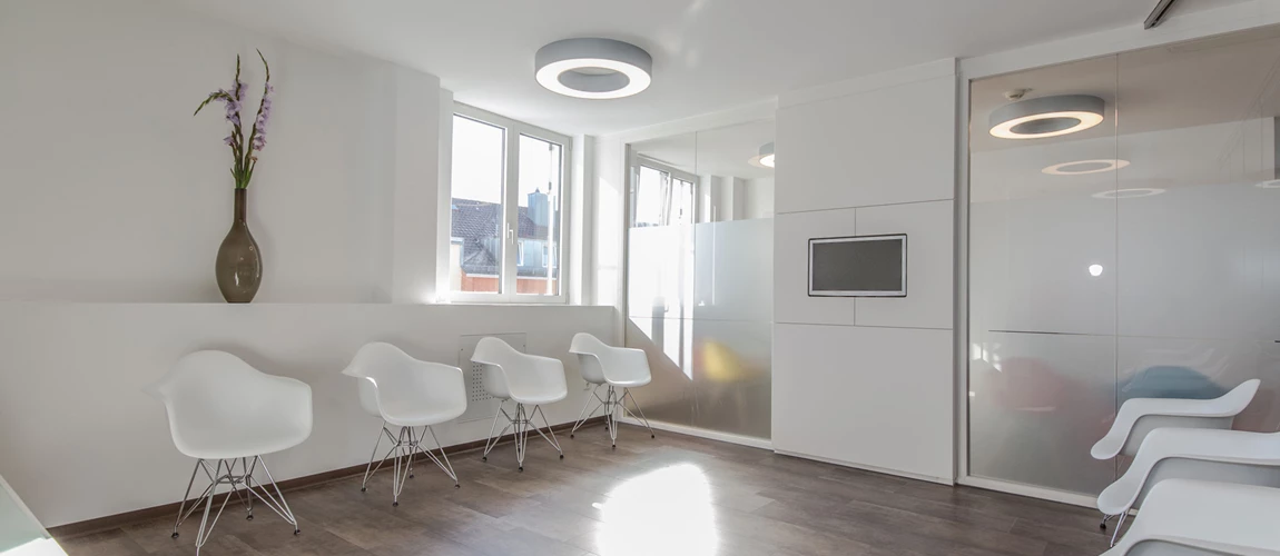 The round Glorious surface-mounted luminaire creates a pleasant lighting mood for patients in the waiting room of a doctor's office.