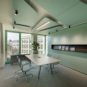 Iluminação moderna de sala de reuniões com materiais acusticamente eficazes em combinação com projectores de teto CENTRIQ - acústica e distribuição de luz ideais num design de escritório