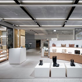 Zielgerichtete Akzentbeleuchtung für Schuhe und Taschen mit IMAGINE LED-Strahlern im CLICKTRACK Profilsystem