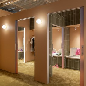 Deckengeführte Shopbeleuchtung mit IMAGINE LED-Spots im CLICKTRACK Schienensystem für präzise Produktinszenierung