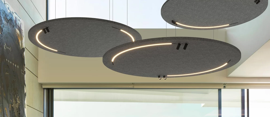 Prolicht PL Q1 2024 Just Black Akustik Paneel Stromschiene Strahler Sitzbereich Hotel Lodge