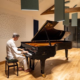 Private Residence Studio Klavier Musik Ferlet Acoustic Leuchte