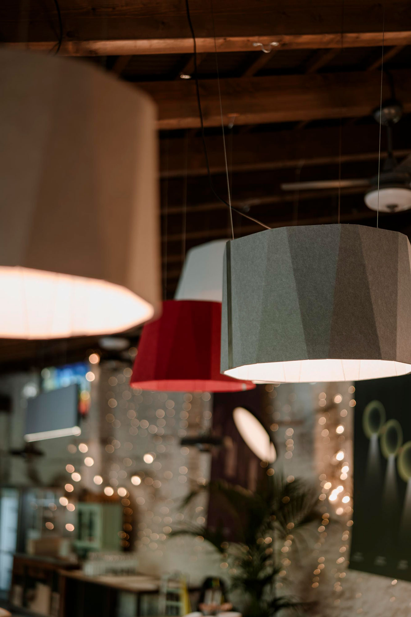 Colors Akustikleuchte Rot Gruen Pendelleuchte Restaurant