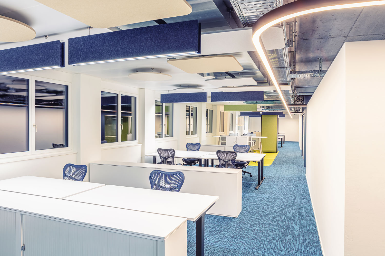 Iluminação acústica eficiente para um trabalho concentrado no escritório.