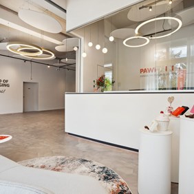 Office Buero Arbeitsplatz Eingangsbereich Buerogebaeude Durchgang Pendelleuchte Glorious Bilo Centriq