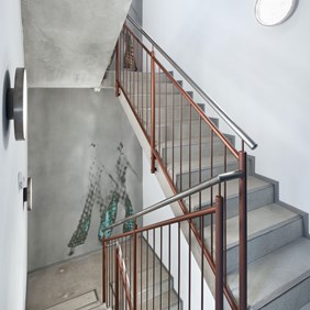 Iluminación de la escalera con luminaria suspendida Sign Diva y difusor Sparkling Secret para crear un ambiente de iluminación único.