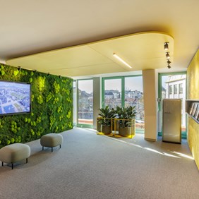 Design acústico e de iluminação com luminárias de teto CENTRIQ na área de escritórios partilhados - acústica ambiente ideal e iluminação uniforme