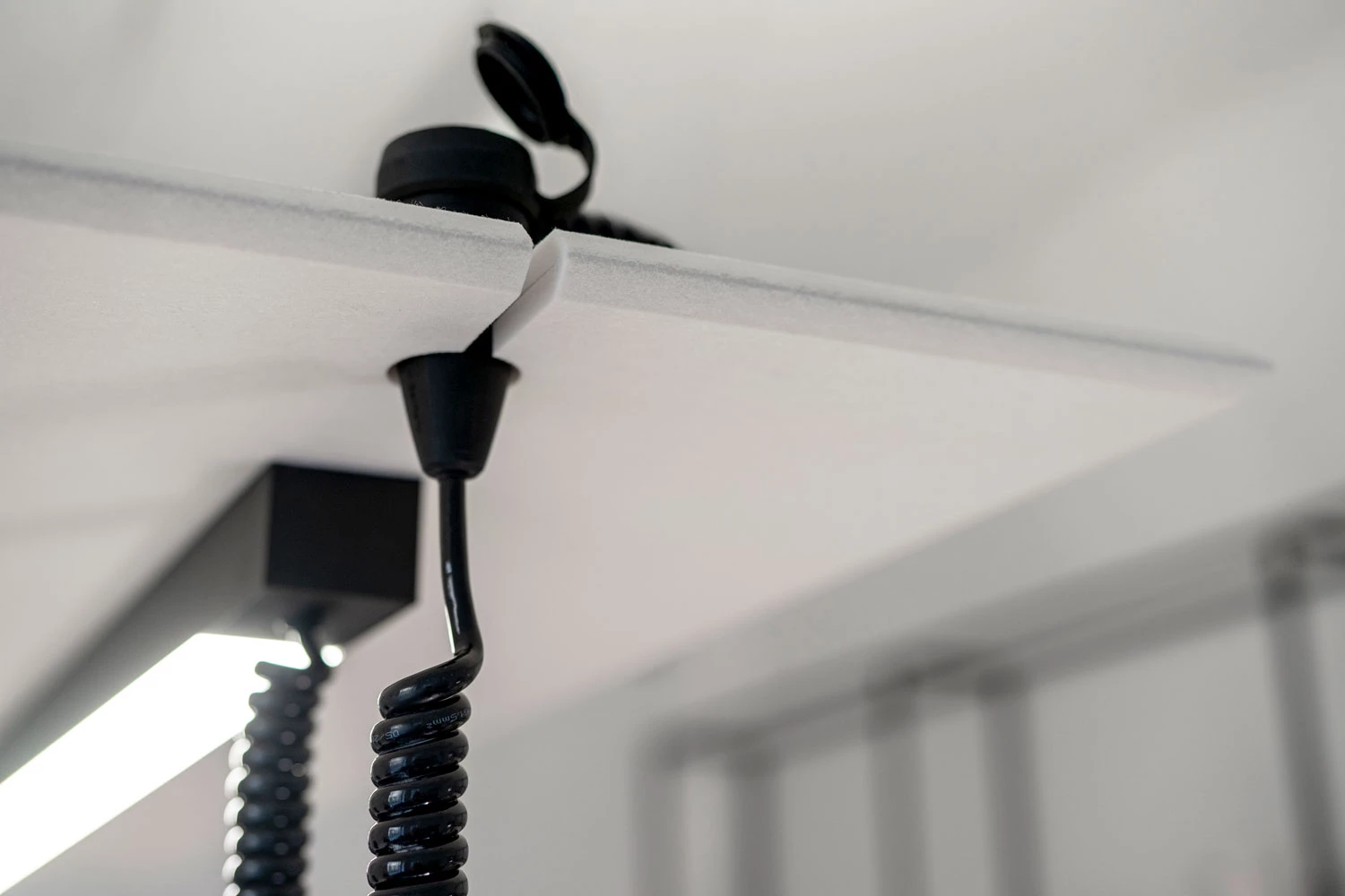 Zwegiele Akustik Leuchte Mit Spiralfoermigen Kabel Und Stromanschluss