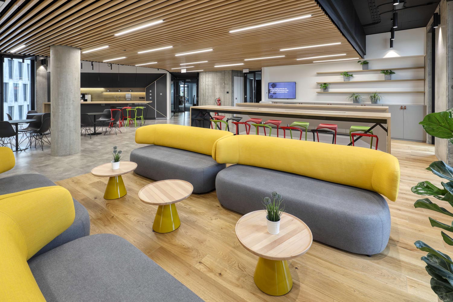 Luminaire profilé pour un éclairage économe en énergie d'une cantine scolaire