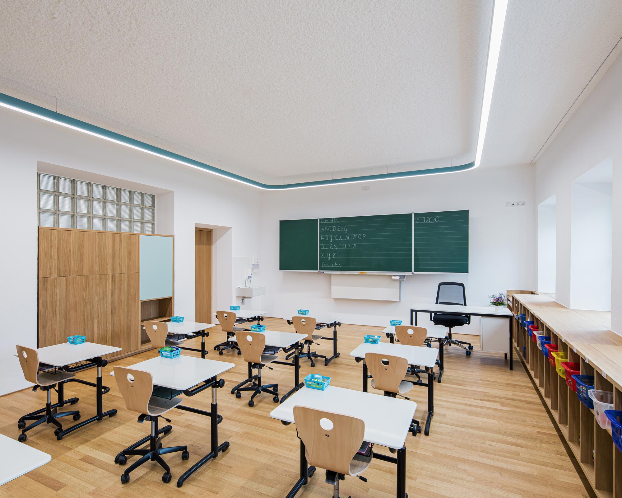 Plafonniers bleus avec répartition de la lumière sans éblouissement dans la salle de classe