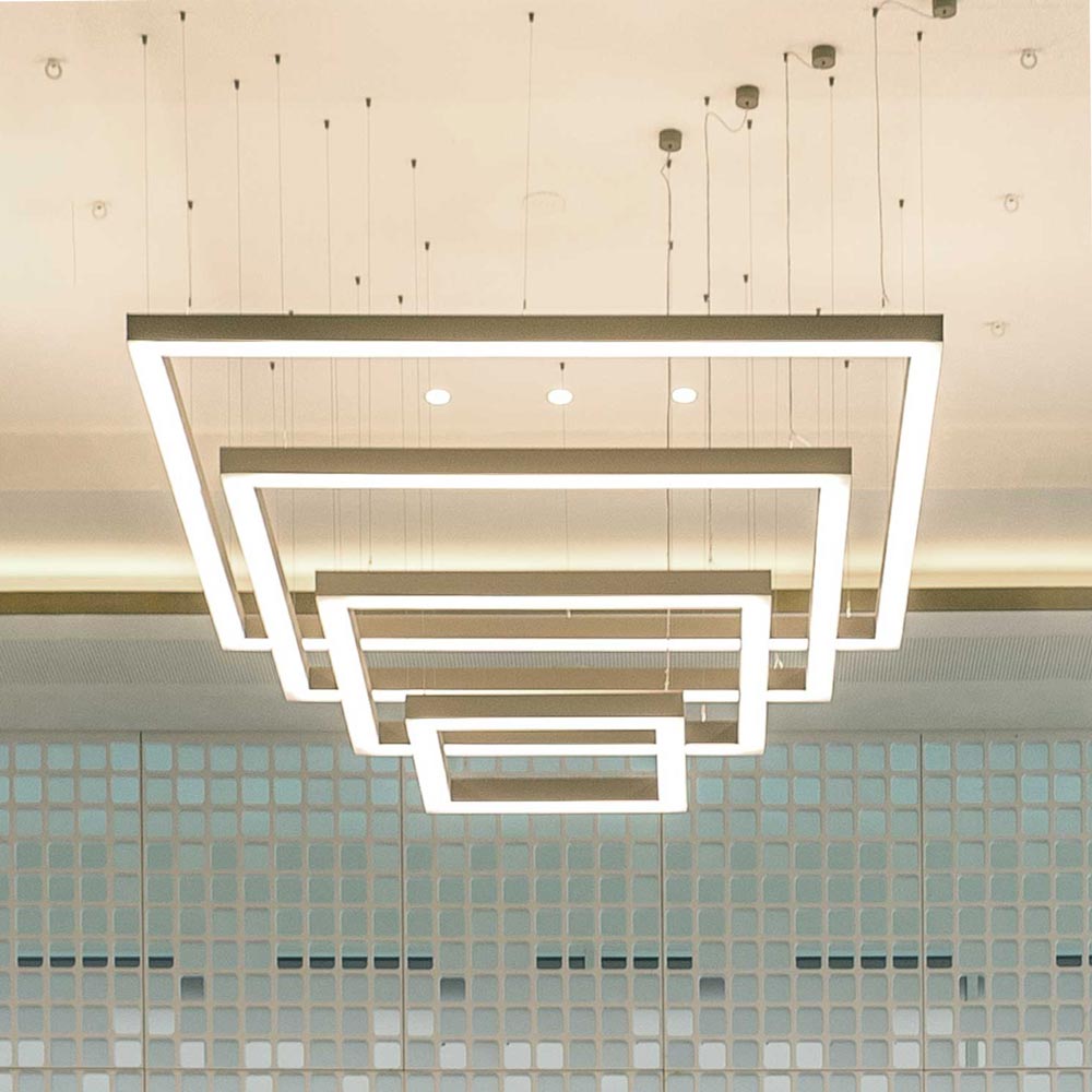 Solution d'éclairage LED personnalisée avec un design personnalisable. Composition de plusieurs systèmes de profilés, disposés en pyramide inclinée.