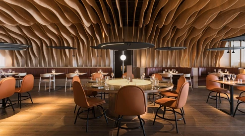 Luminárias suspensas com absorção de som para uma acústica agradável num restaurante.