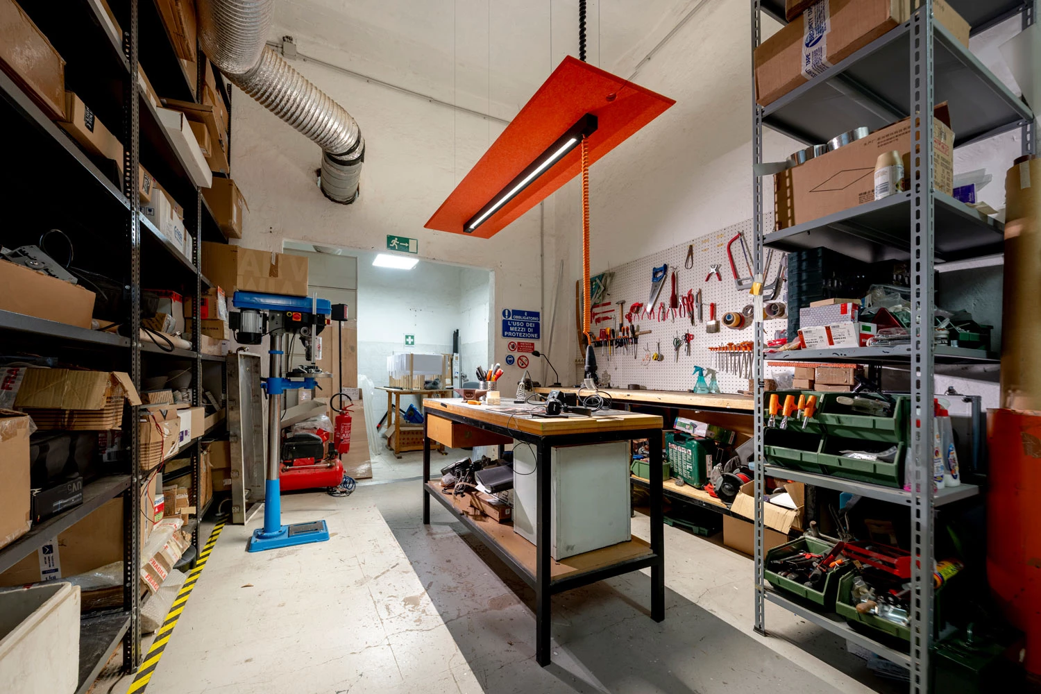 Pluq In Installation Beleuchtung In Werkstatt