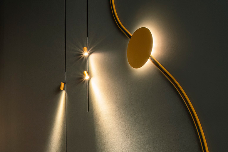 Minimal Track en or avec divers inserts tels que des spots et des projecteurs à faisceau indirect.