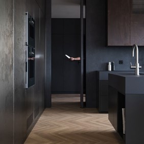 Lighting solution for kitchen worktops with black Imagine spotlights in the flat Minimal Track profile system