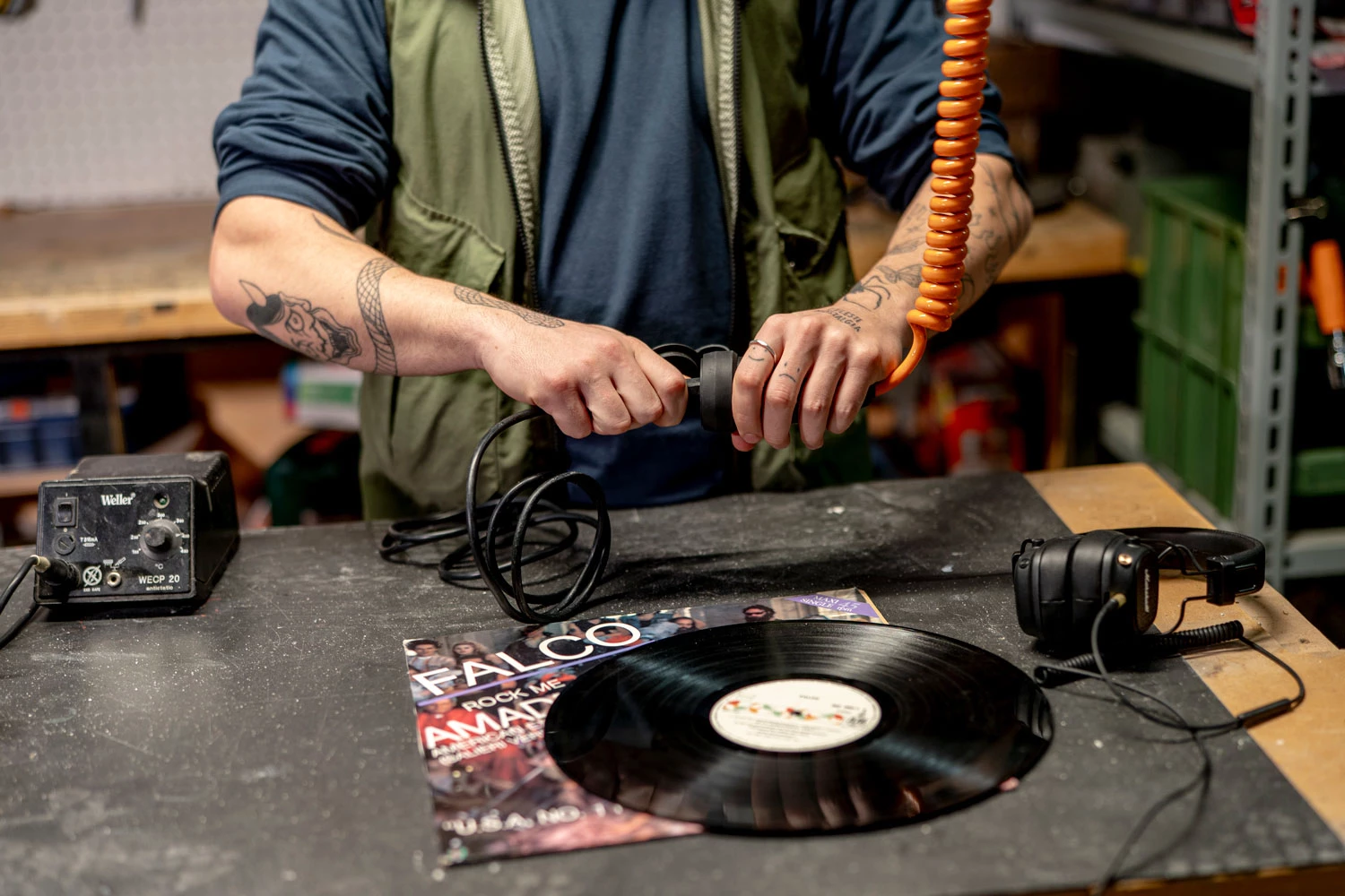 Zwegiele Strom Anschluss Mit Organgem Spiralkabel