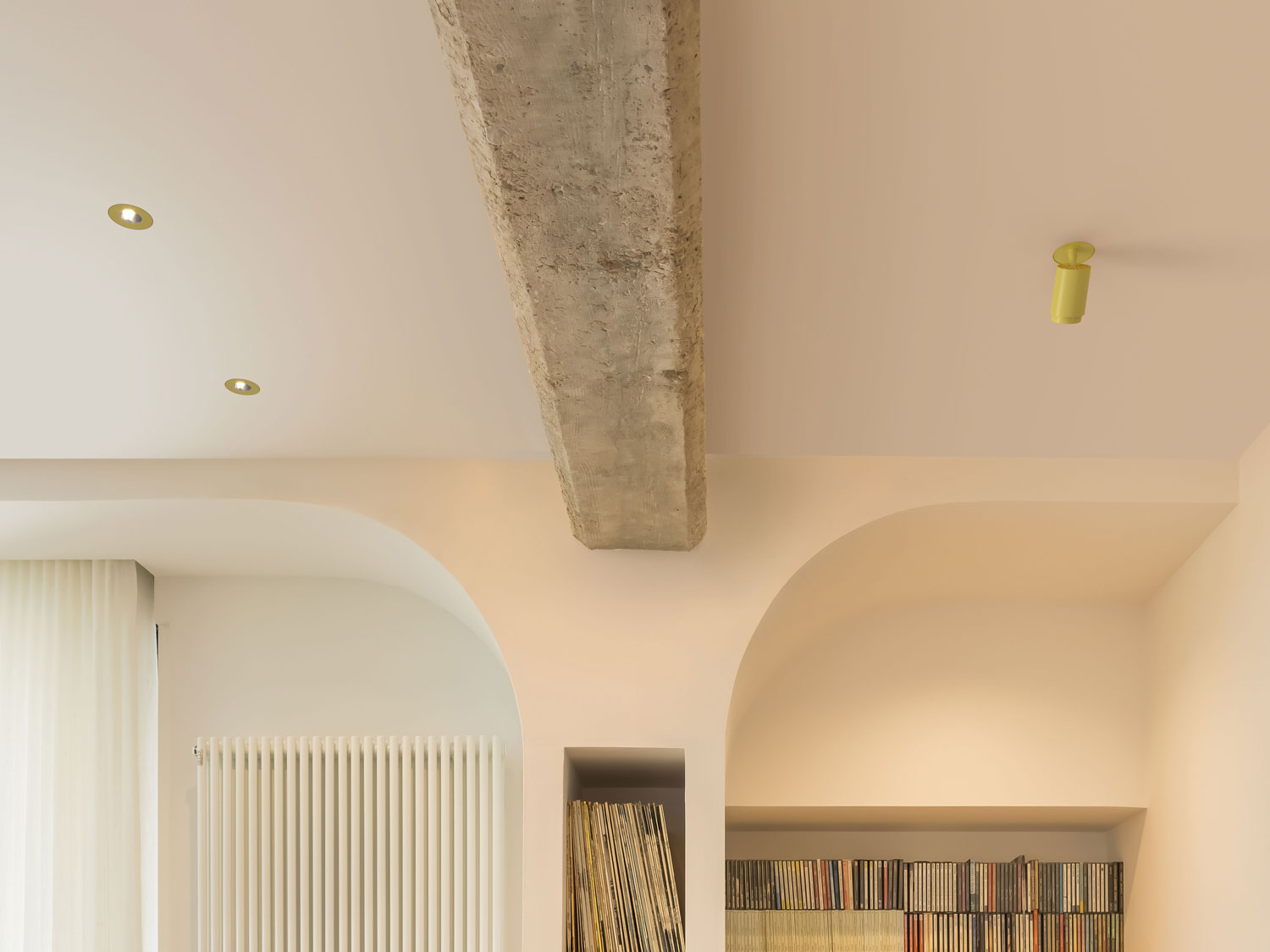 Oiko Pro Slim – spots LED jaunes pour un éclairage élégant du salon