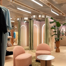 Lichtlösung für Umkleidekabine im Store: IMAGINE Strahler im CLICKTRACK Schienensystem – zielgerichtete Retailbeleuchtung