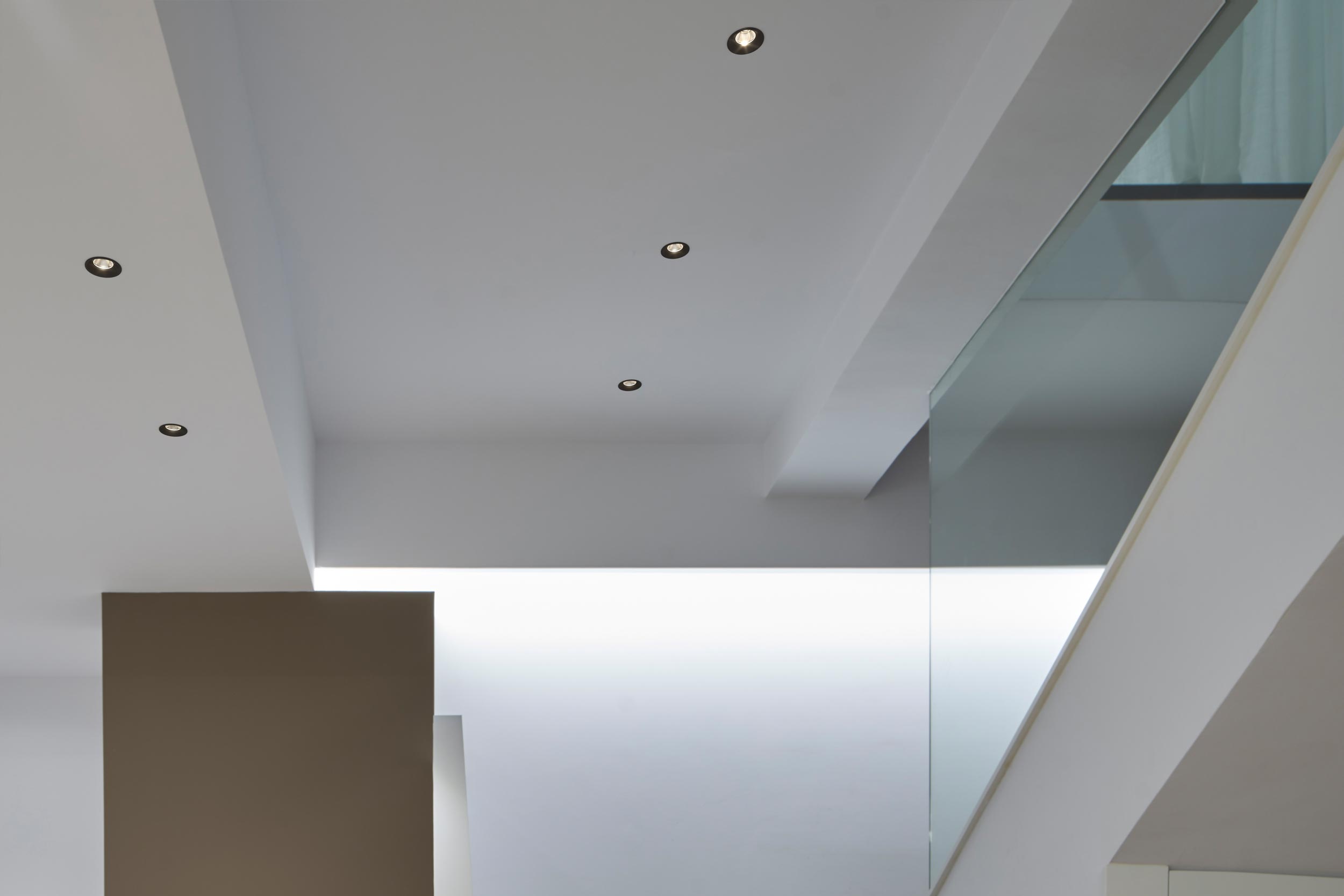 Spots de plafond Invader Ø28 mm pour un éclairage précis dans la cage d'escalier