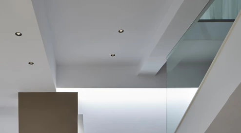 Focos de teto Invader Ø28mm para uma iluminação precisa nas escadas