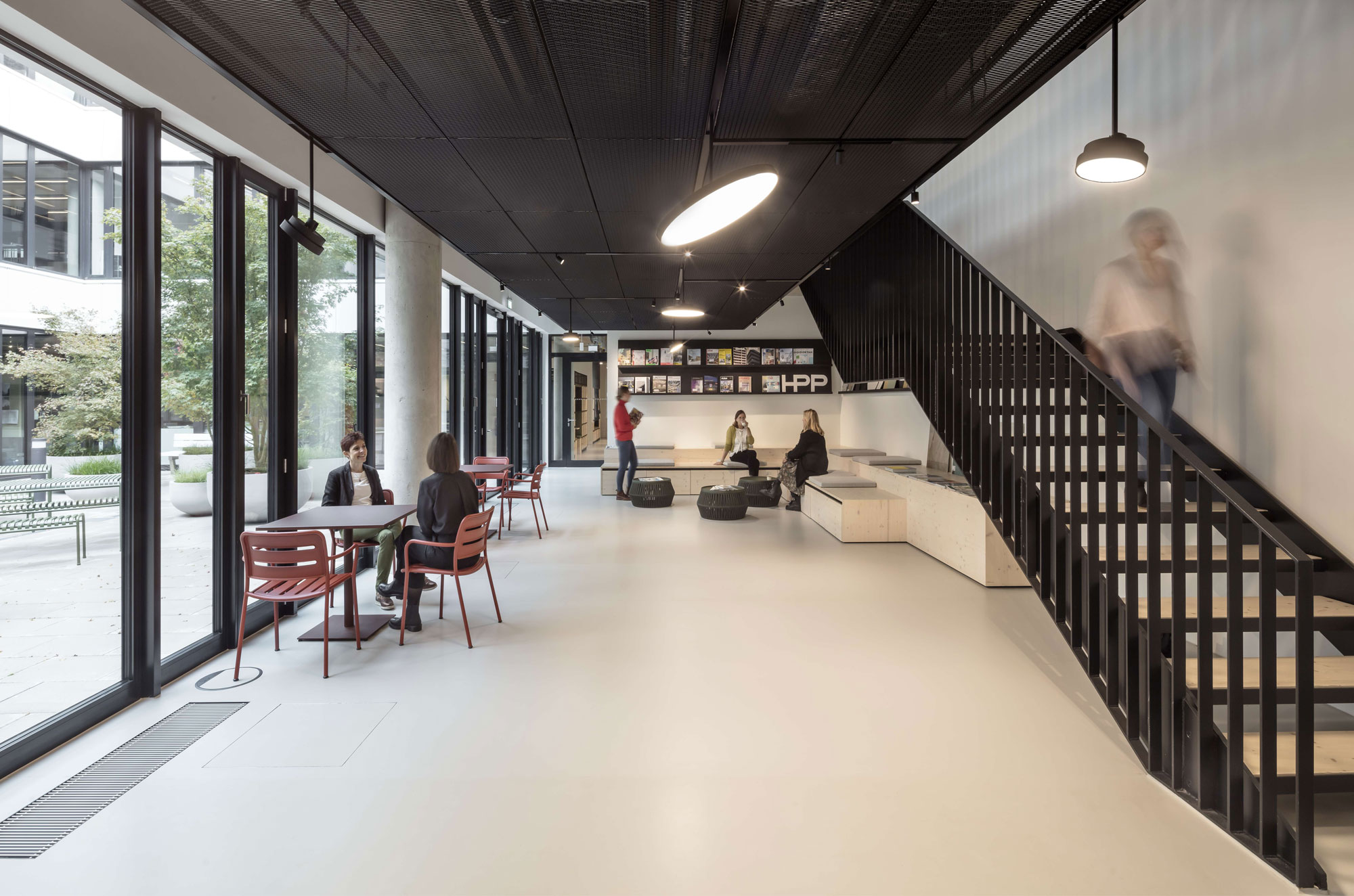 Una iluminación bien equilibrada en la sala de descanso de un centro de salud crea un ambiente agradable para que los empleados se relajen.