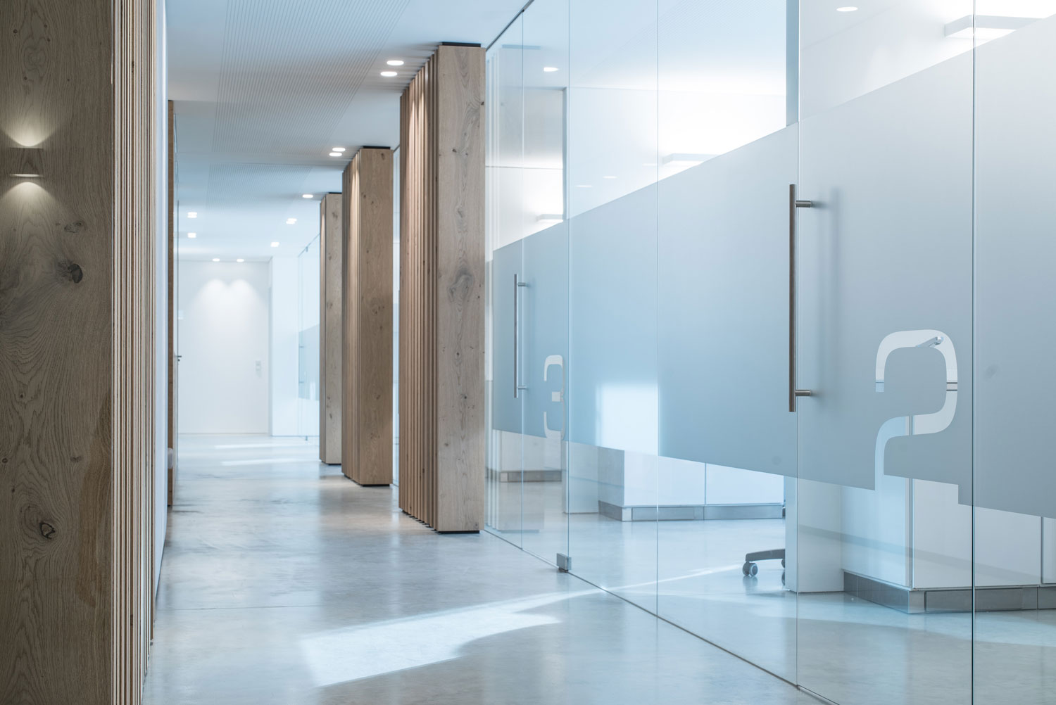 Los discretos Downlights, empotrados en el techo, proporcionan una iluminación uniforme en el pasillo de un consultorio médico.