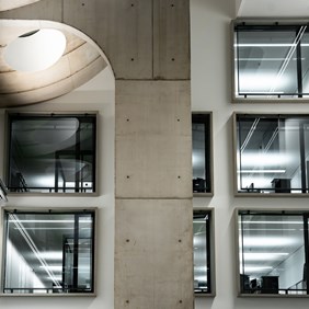 Éclairage mural indirect avec SLIDER et système de profilés à LED HYPRO pour une architecture de bureau moderne