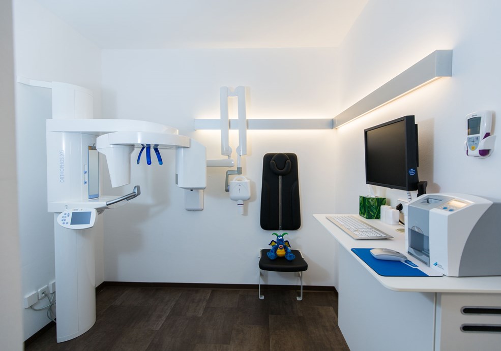 Precise lighting in the X-ray and sterilisation areas of a dental practice ensures optimal lighting conditions for hygienic work processes.