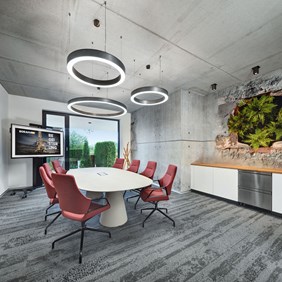 Sala de reuniones con luminarias suspendidas redondas de la familia de productos Glorious.
