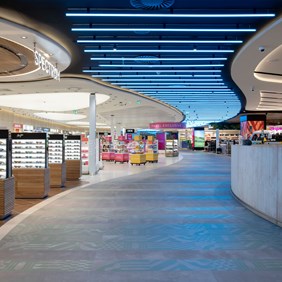 Dutyfree Faro Einkaufszentrum Retail Spotstrahler Gang Centriq Mechaniq Imagine