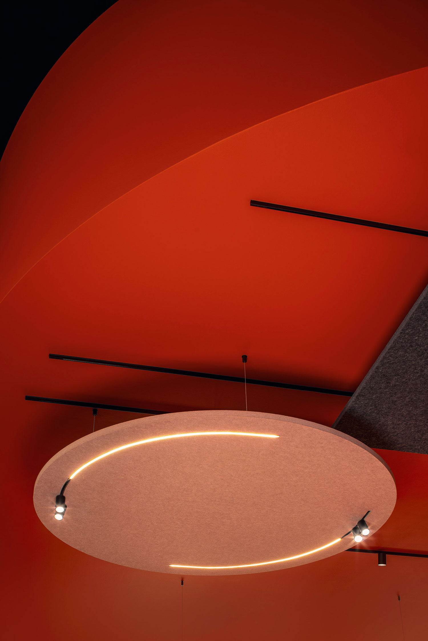 Sistema de calha JUST BLACK ACOUSTIC com módulos acústicos e projectores flexíveis.