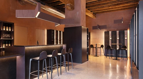 Luminária acústica UNITY sobre um bar - sistema de perfis modulares com acústica ambiente optimizada para um ambiente agradável.