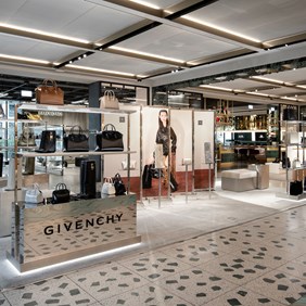 Schienensystem im Retailbereich mit IMAGINE LED-Strahlern im CLICKTRACK Profil, ideale Shopbeleuchtung im Einkaufszentrum Zürich