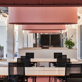 Large, orange, oval UMBRA acoustic luminaires in an office, optimised for sound-absorbing lighting at the workplace.