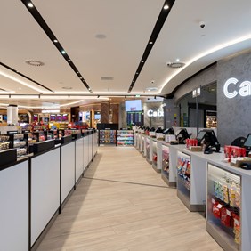 Dutyfree Faro Einkaufszentrum Retail Spotstrahler Verkaufsbereich Kassa Centriq Mechaniq Imagine