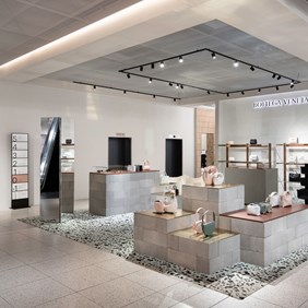 Deckenmontiertes CLICKTRACK Schienensystem mit IMAGINE Strahlern für moderne Shopbeleuchtung im Fashion-Retail