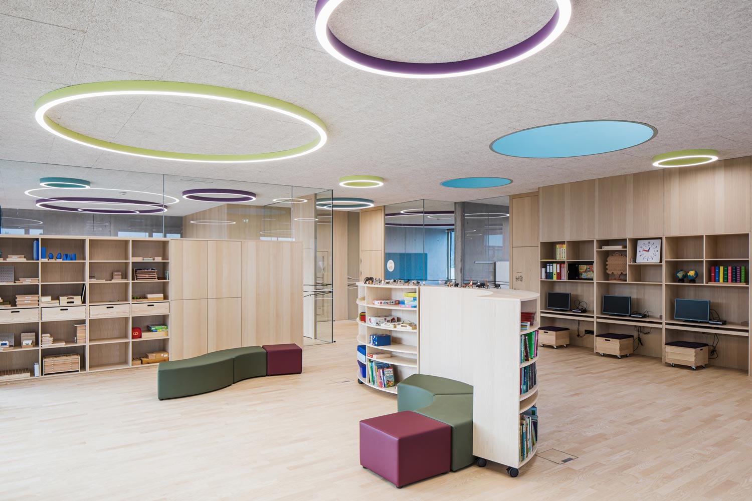 Éclairage à LED coloré pour un design d'éclairage dynamique dans la salle informatique et de jeux d'une école primaire