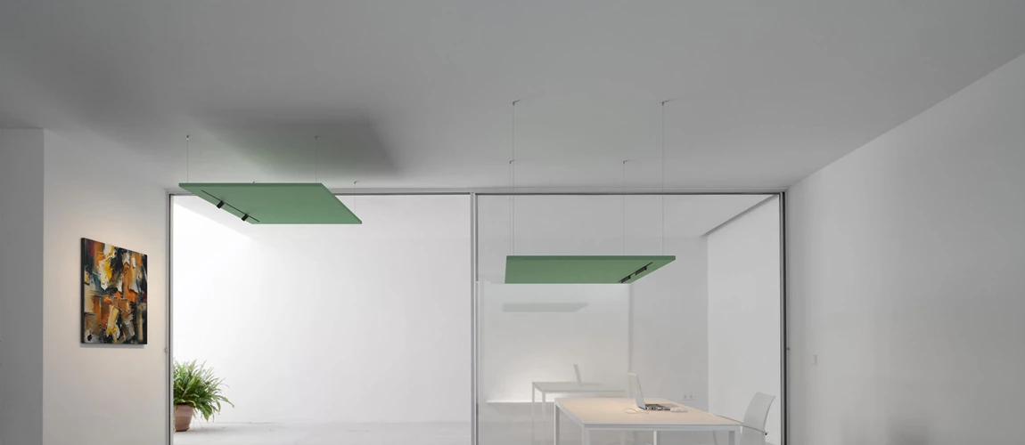 Prolicht PL Q1 2024 Just Black Akustik Paneel Stromschiene Strahler Buero Arbeitsplatz Bild Beleuchtung