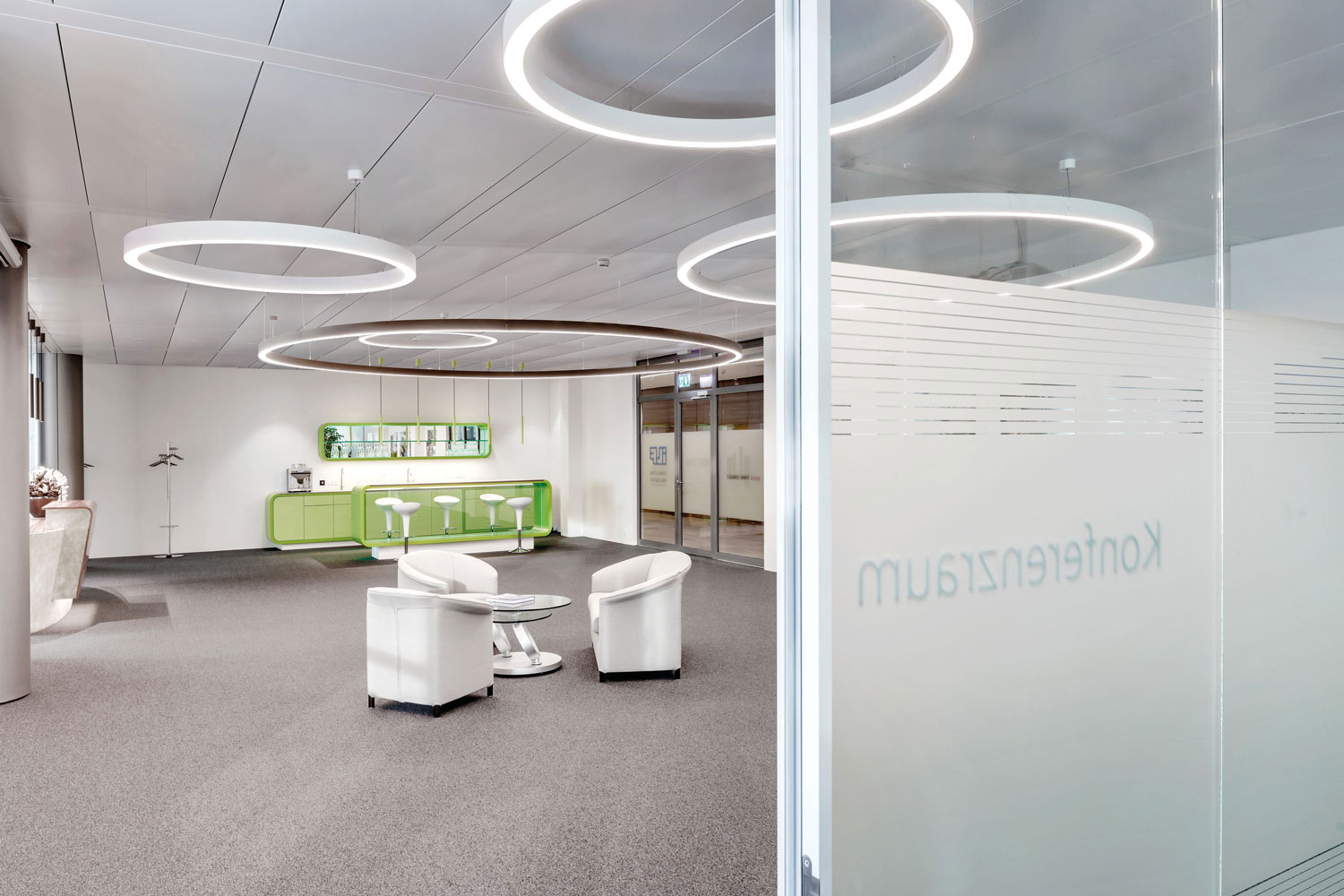 Différentes tailles des éclairages annulaires Glorious Slim en noir et blanc, un élégant éclairage de plafond pour les cabinets médicaux et les salles de conférence