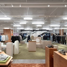 Kombination aus GHOST LED-Röhren mit Diffusor und IMAGINE Spots im CLICKTRACK Schienensystem – Retailbeleuchtung für Warenhaus Zürich